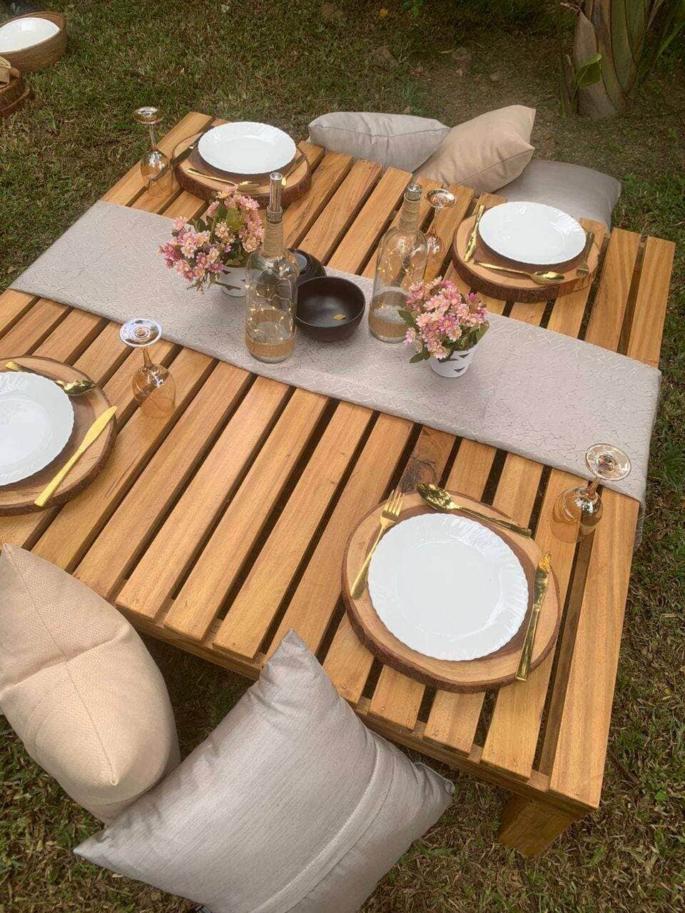 A picnic on the green lawn at Ampumuzza